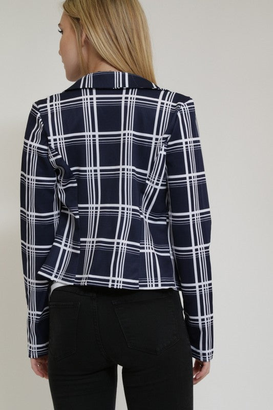 CHECKERED JACKET FOR FALL OUTINGS